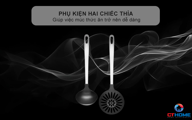 Phụ kiện hai chiếc thìa (một thìa vớt bọt và một thìa múc canh) giúp việc múc thức ăn trở nên dễ dàng