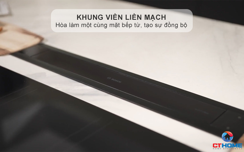Khung viền được thiết kế liền mạch tạo sự đồng bộ với mặt bếp từ