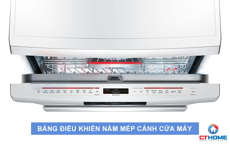 Bảng điều khiển của máy rửa chén Bosch SMS88TW02M được đặt ở mép cánh cửa máy.